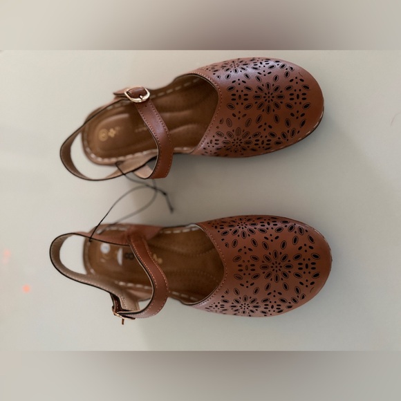 ARITZIA BRAND NEW! Brown Laser-Cut Women's Shoes - Picture 6 of 7